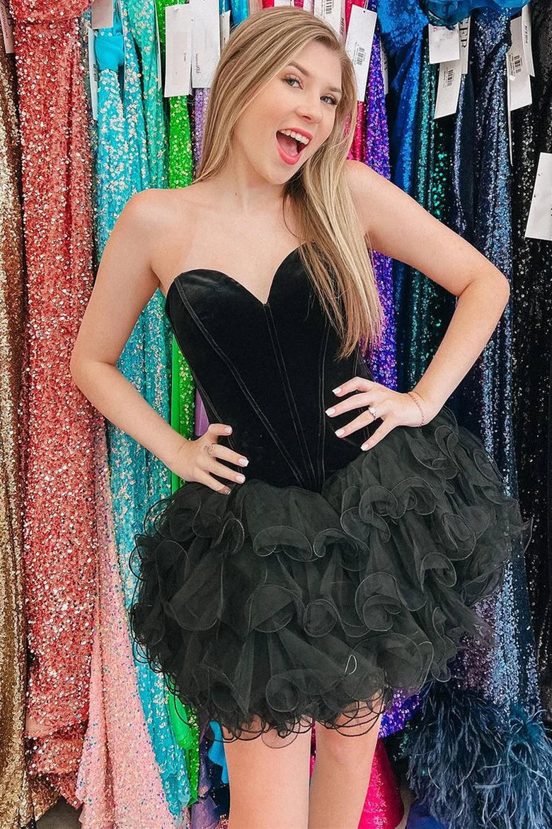 Vestido corto de terciopelo sin tirantes con volantes para el regreso a casa